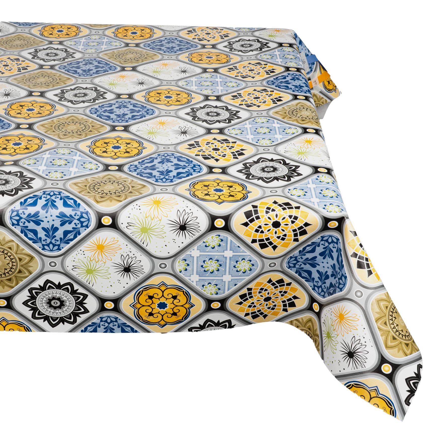 Gemusterter Stoff mit farbenfrohen blauem, gelbem, grauem und schwarzem kachelartigen floralen und geometrischen Motiven, drapiert vor weißem Hintergrund.