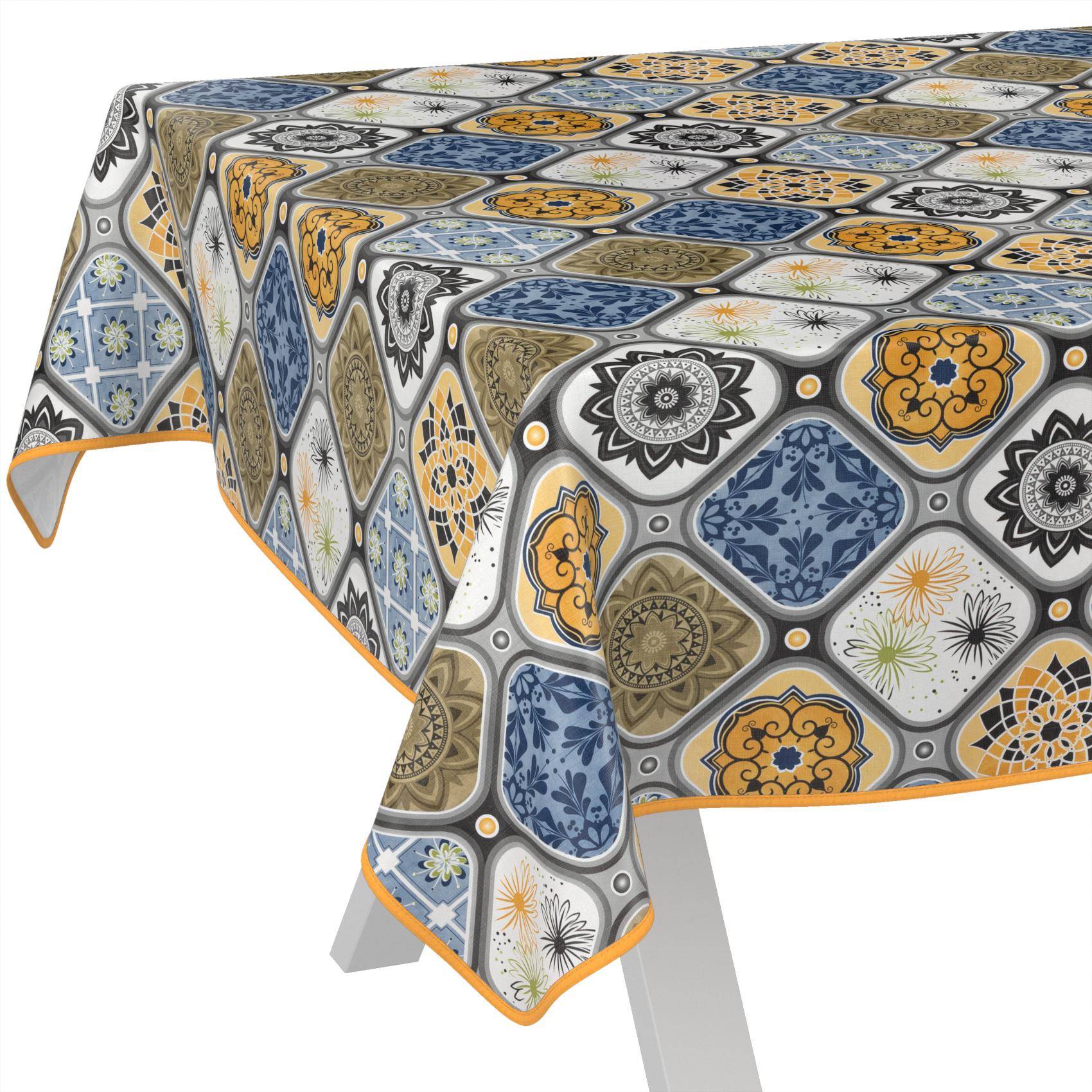 Tisch, bedeckt mit einer gemusterten Tischdecke mit Kacheldruck in Blau, Gelb und Grau, die über die Kanten herabfällt.