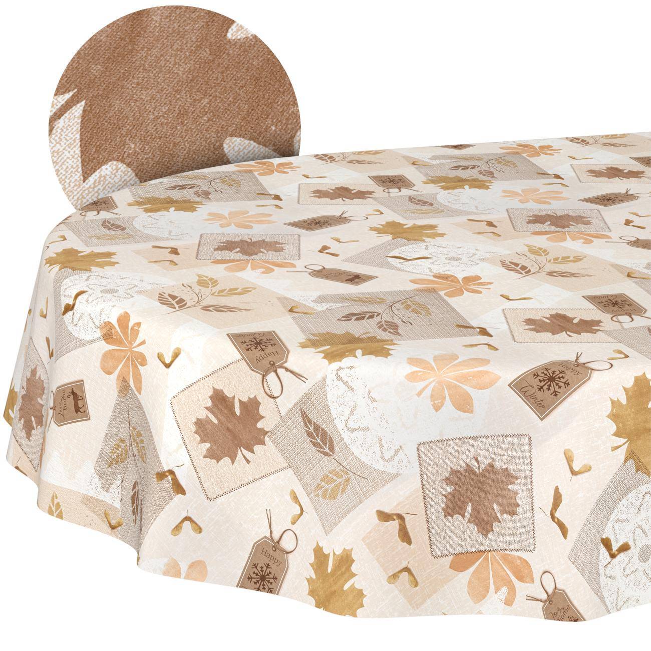 Ein herbstlich gestaltete Tischdecke mit Herbstblättern, Etiketten und gedämpften Tan-, Creme- und Goldmustern, die über einen Tisch drapiert ist.