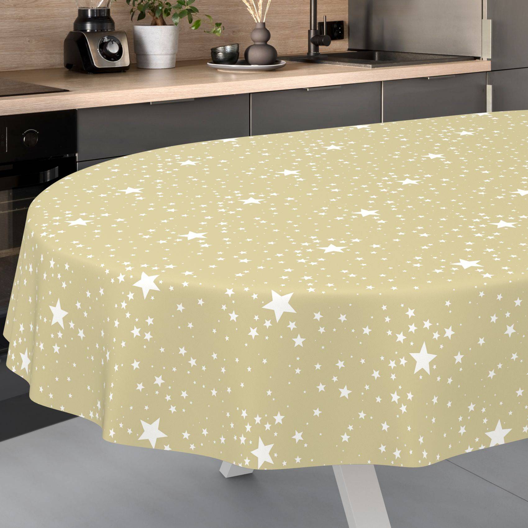 Gelbe Tischdecke mit weißen Sternen und Punkten, die über einem Esstisch in einer modernen Küche drapiert ist.