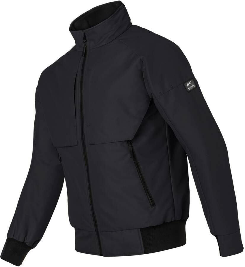 Schwarze Außenjacke mit Reißverschluss vorne, hohem Kragen, langen Ärmeln, Reißverschlusstaschen an Brust und Seiten und einem kleinen Logo-Patch am Ärmel.