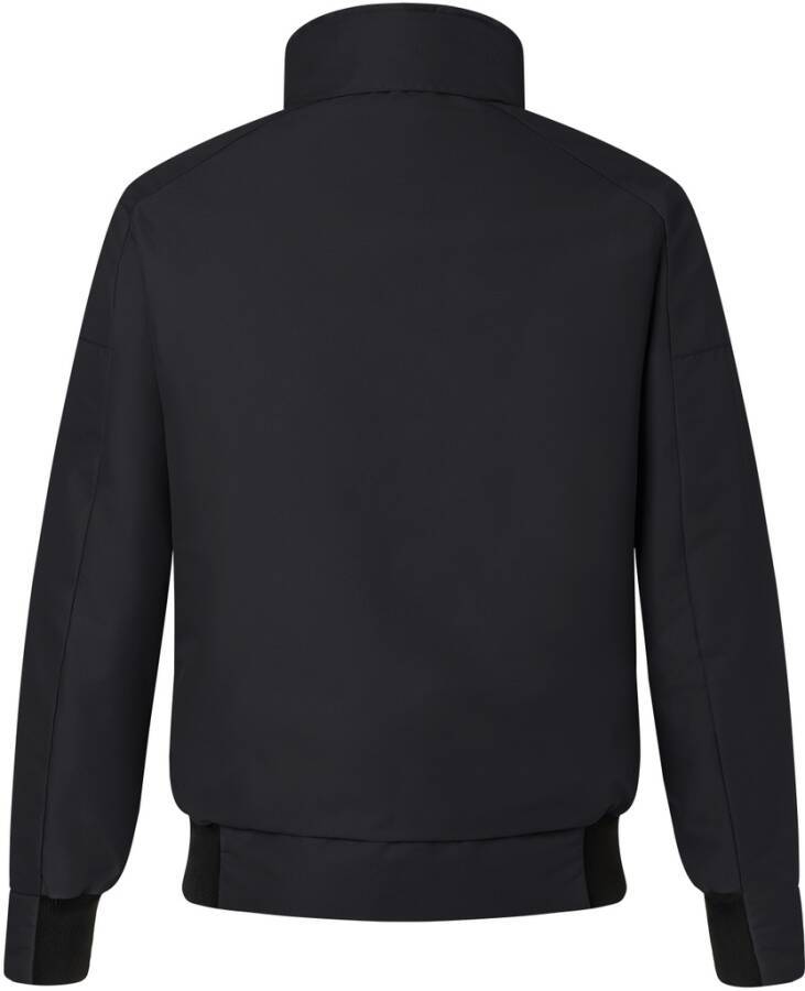 Schwarze Jacke mit langen Ärmeln, von hinten auf neutralem Hintergrund gezeigt, mit hochstehendem Kragen und geripptem Saum und Bündchen.
