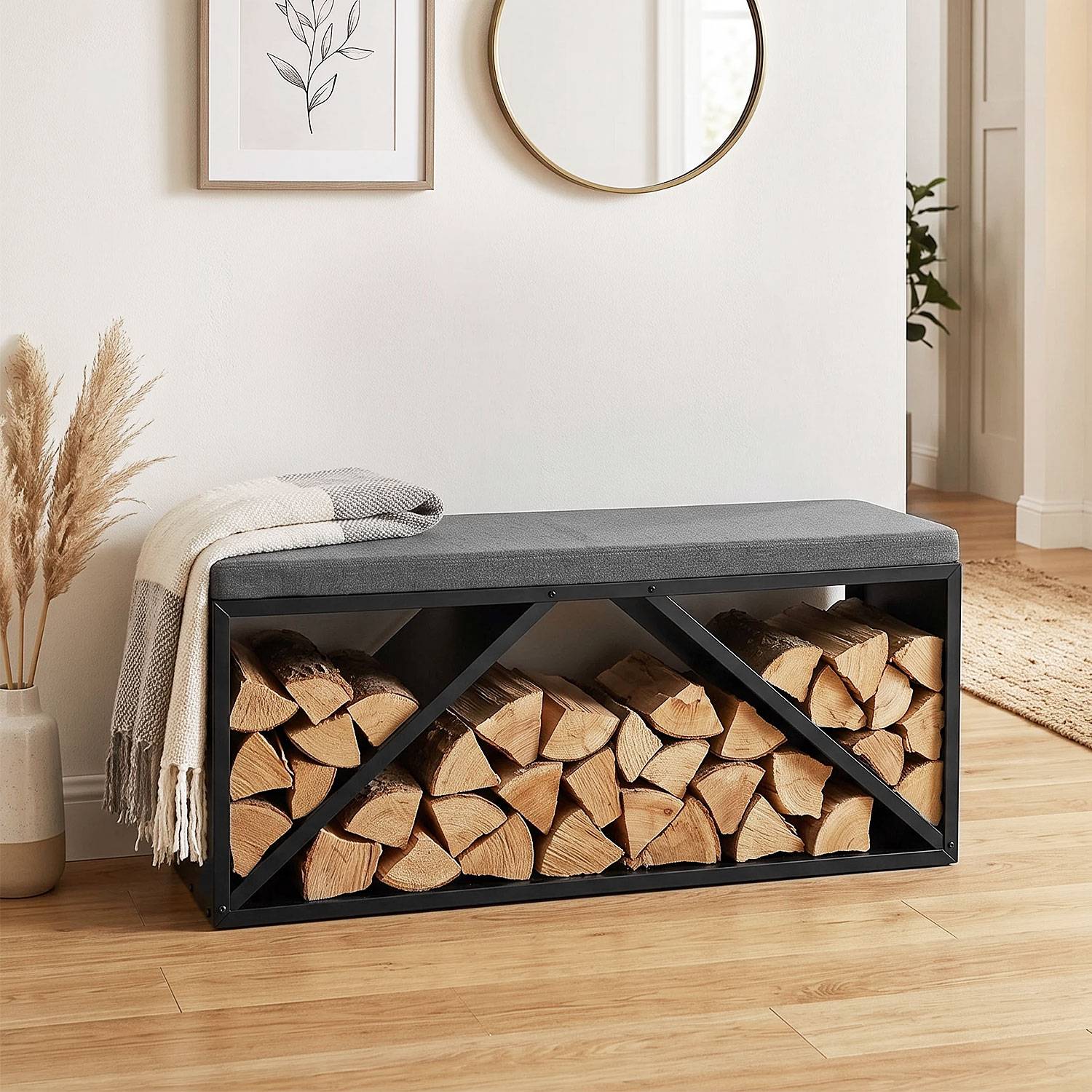Moderne Bank mit grauem Kissen und schwarzem Metallrahmen, als Brennholzregal zum Lagern von Scheitholz in einem Wohnzimmer verwendet.