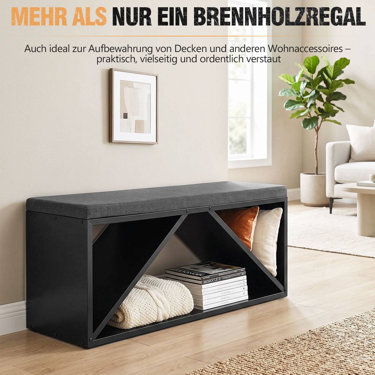 Schwarze Lagerbank mit gepolsterter Oberseite in einem Wohnzimmer; der Text besagt „mehr als nur ein Brennholzregal" und vermerkt, dass es auch Decken und Zubehör lagert.