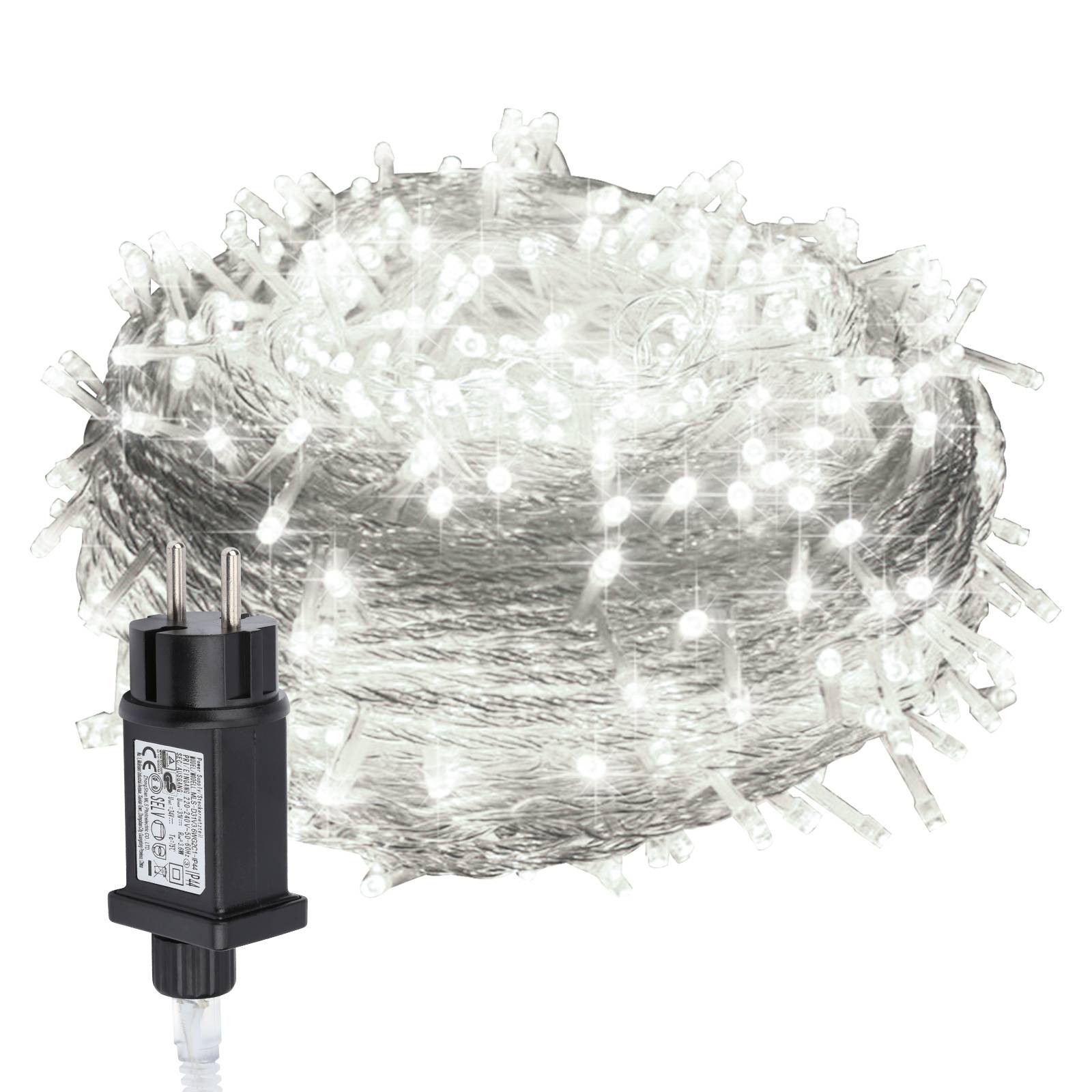 Aufgerollte Lichterkette mit hellen weißen LEDs und schwarzem zweipoliger Stromstecker auf weißem Hintergrund dargestellt.