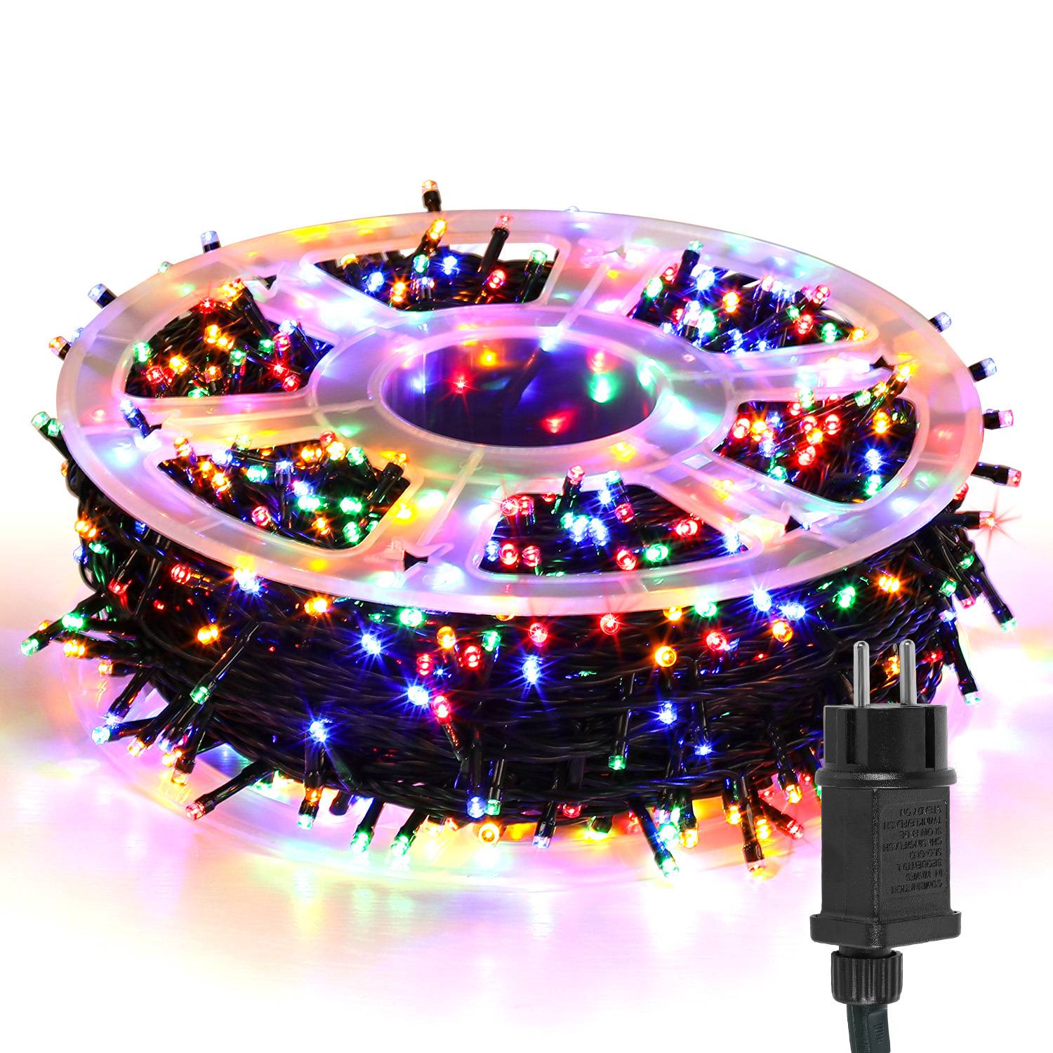 Spule mit mehrfarbigen Lichterketten mit angeschlossenem schwarzem Stromstecker, aufgewickelt zur Lagerung auf weißem Hintergrund.