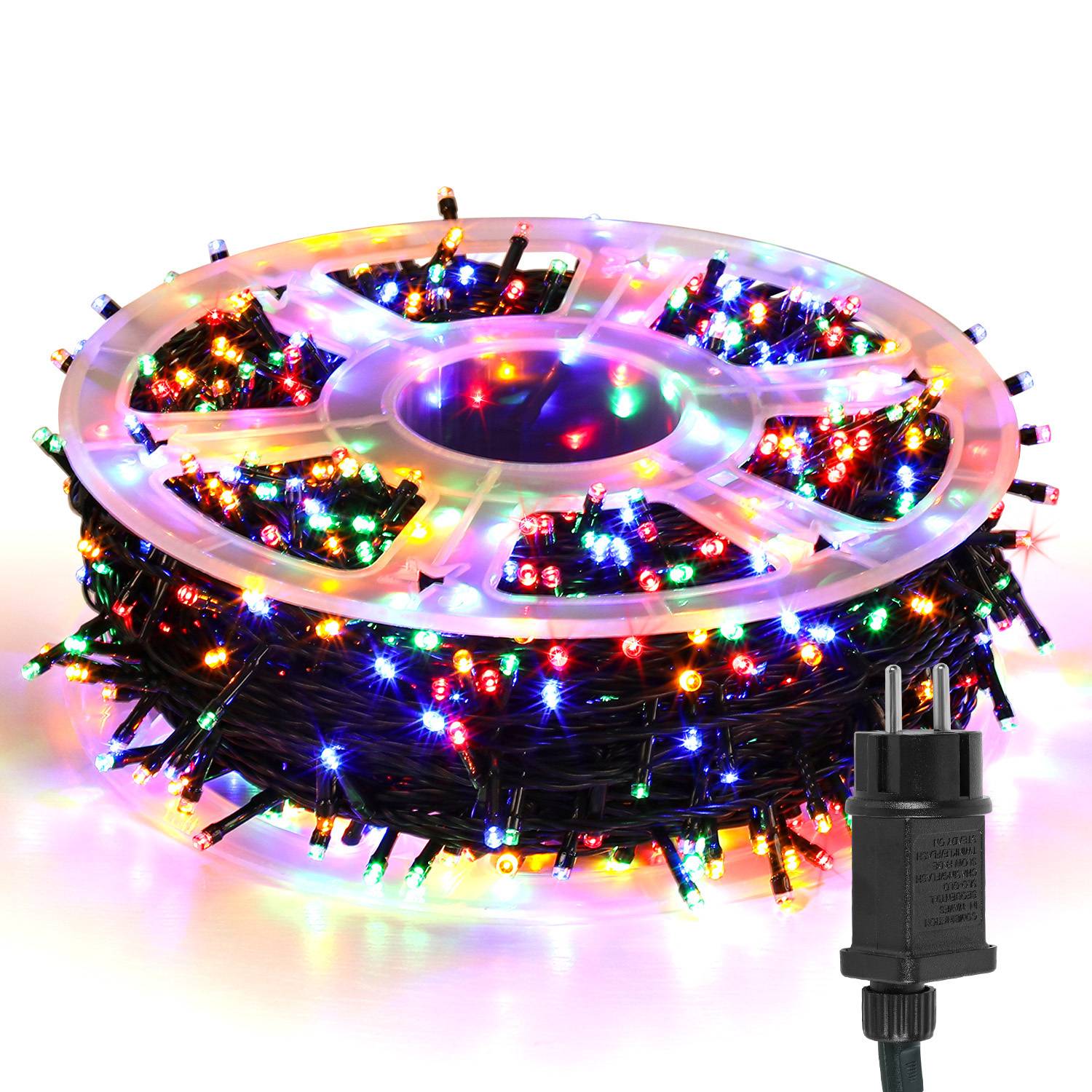 Aufgerollte Spule mit mehrfarbigen Weihnachtslichterketten mit Stecker, auf weißem Hintergrund abgebildet.