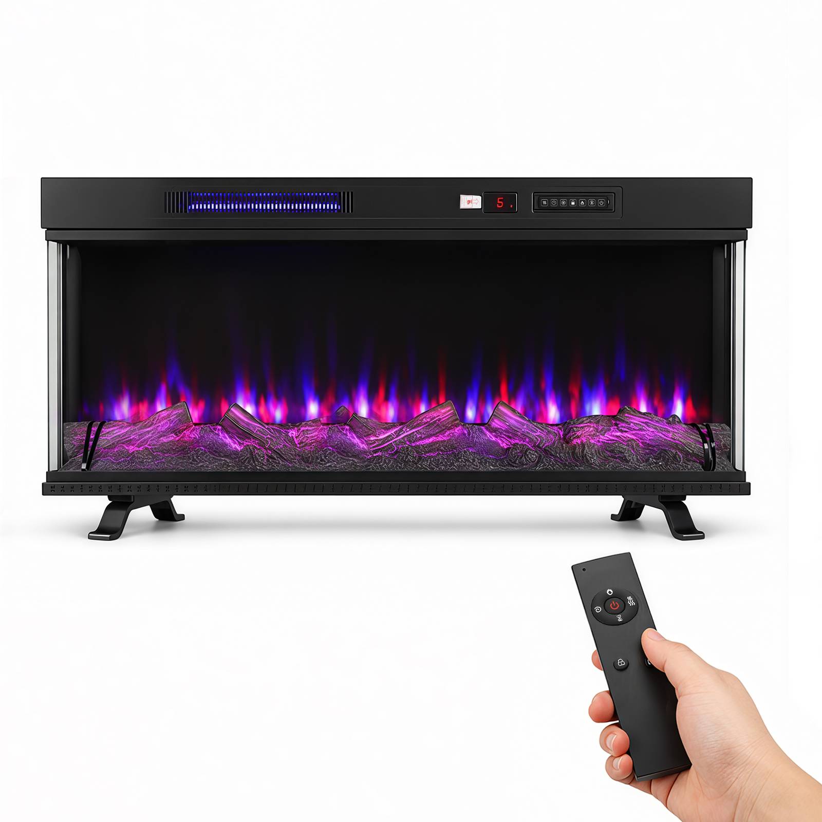 Elektrischer Kaminofen mit glühenden purpurroten-blauen Flammen, digitales Display und Fernbedienung in einer Hand.