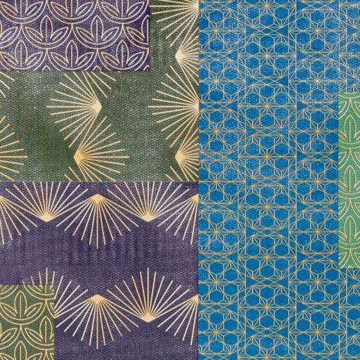 Flickenteppich aus gemusterten Stoffmustern in Violett, Grün und Blau mit goldenen geometrischen und Sonnenstrahlen-Motiven.