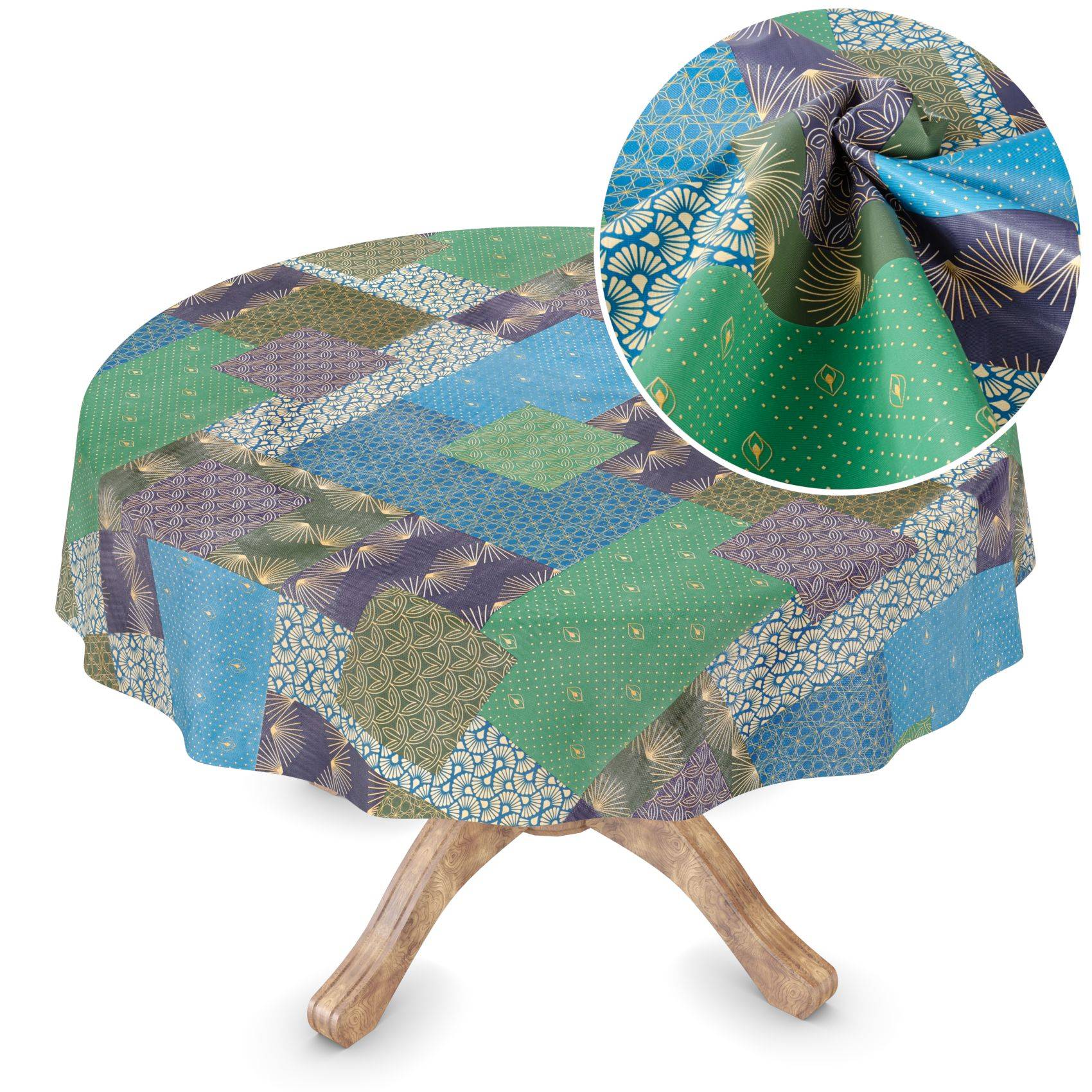 Patchwork-gemustertes rundes Tischdecke auf einem kleinen Holztisch, mit einer kreisförmigen Ausschnittsansicht, die das geraffte Stoffdetail zeigt.