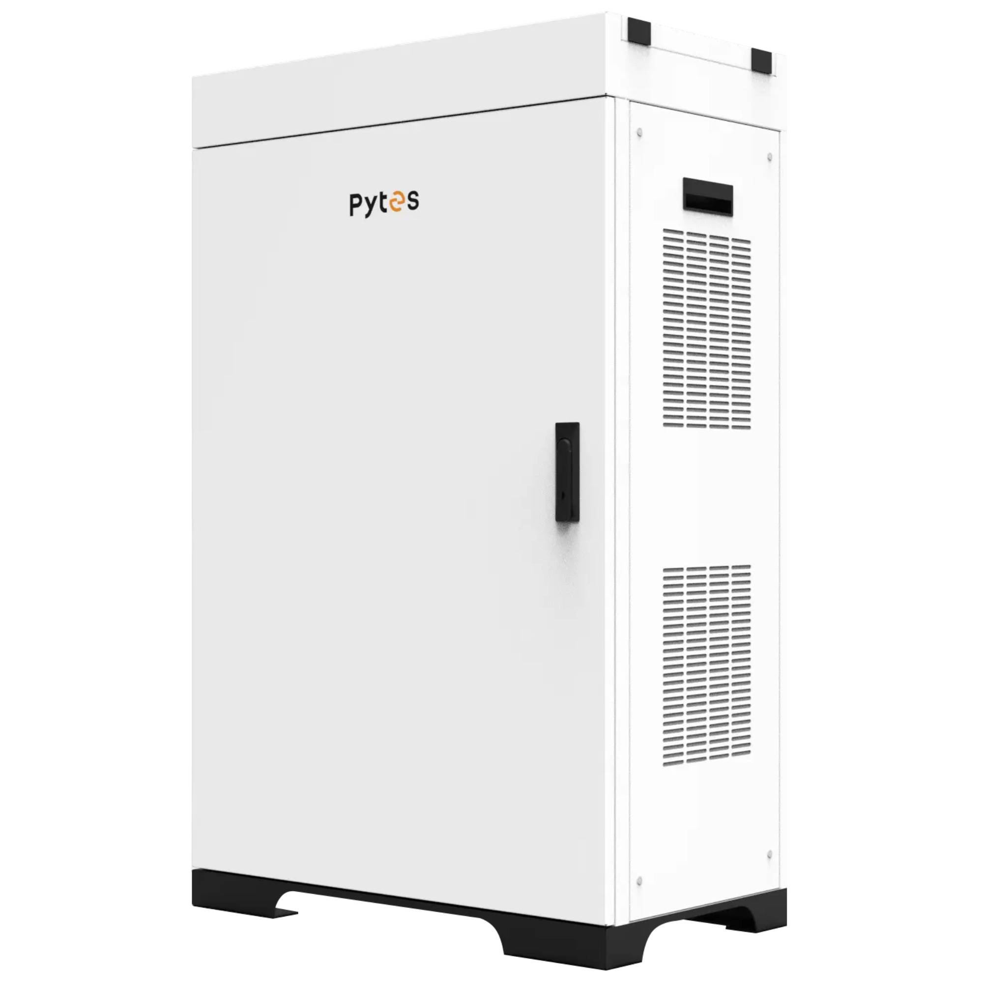 Weißer Pytes-Batteriespeicherschrank mit vorderer Türgriff, seitlichen Belüftungsgittern und schwarzem Sockel/Oberteil, gezeigt vor weißem Hintergrund.