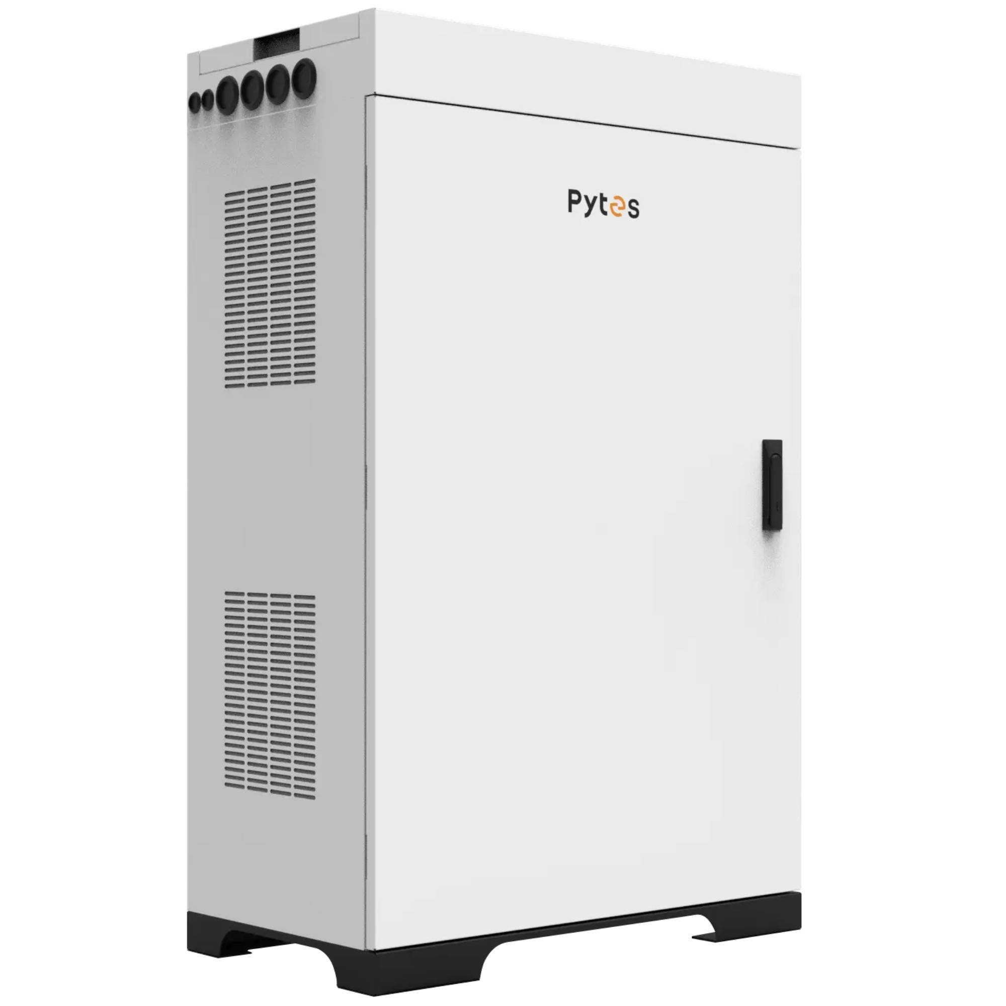 Weißer Pytes Batteriespeicherschrank mit belüfteten Seitenpaneelen, Fronttür, Griff und Kabelanschlüssen oben.