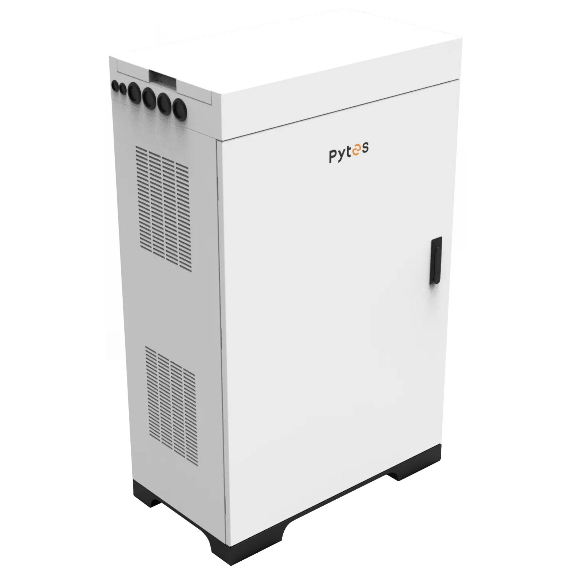 Weißer Pytes-Batteriespeicherschrank mit Seitenlüftungsöffnungen, schwarzer Basis und vorderem Türgriff, dargestellt vor einem einfachen weißen Hintergrund.