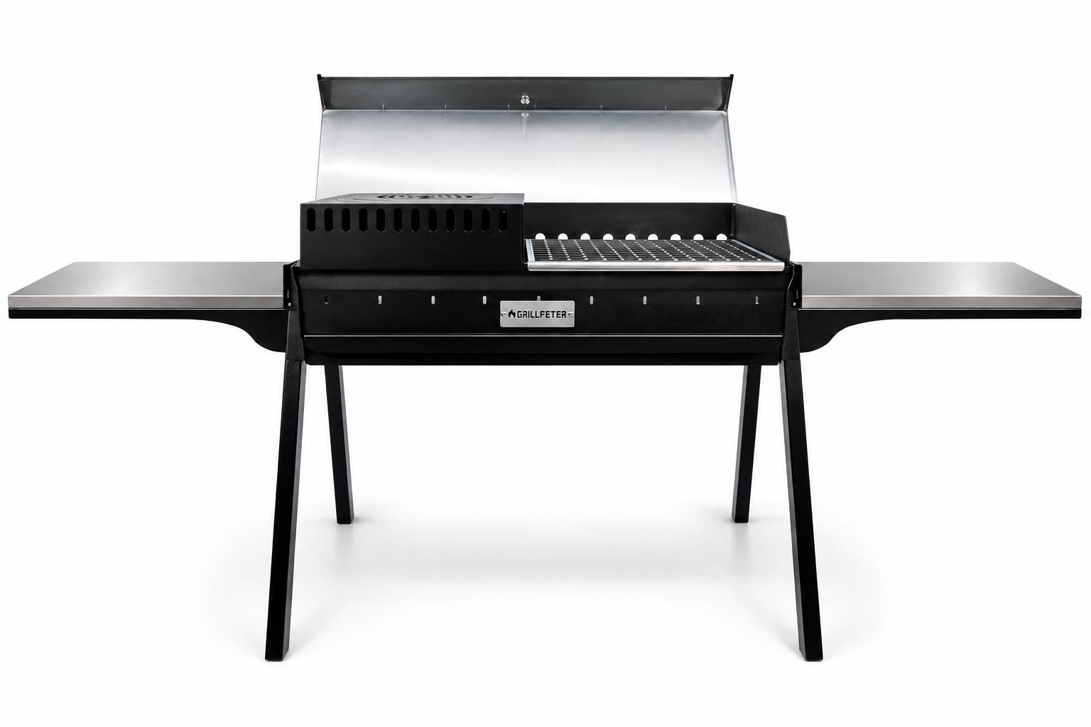 Schwarzer Holzkohlegrill mit Seitenablagen und geöffnetem Deckel auf weißem Hintergrund, mit Grillrost und Frontlogo.