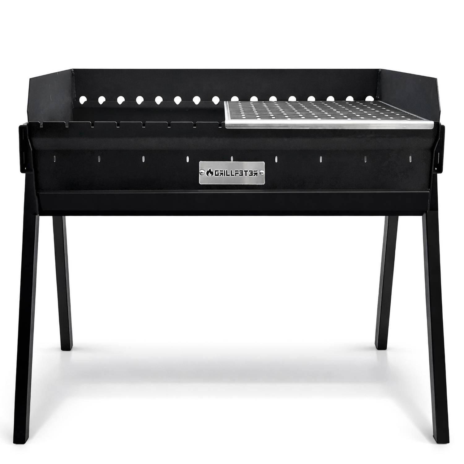 Schwarzer Metall-Holzkohlengrill auf vier Beinen mit Seitenablage und perforiertem Grillrost, auf weißem Hintergrund dargestellt.