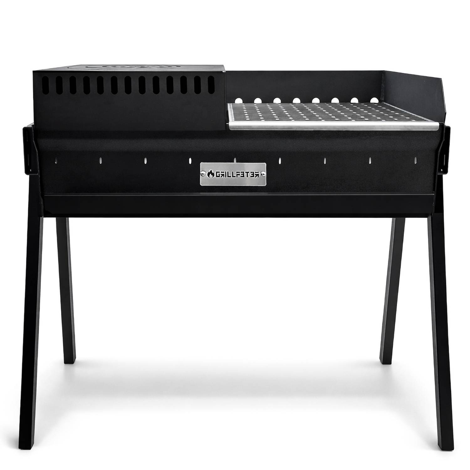 Schwarzes Metall-Holzkohlegrill mit Deckel und Seitenfach auf vier Beinen, dargestellt auf weißem Hintergrund.