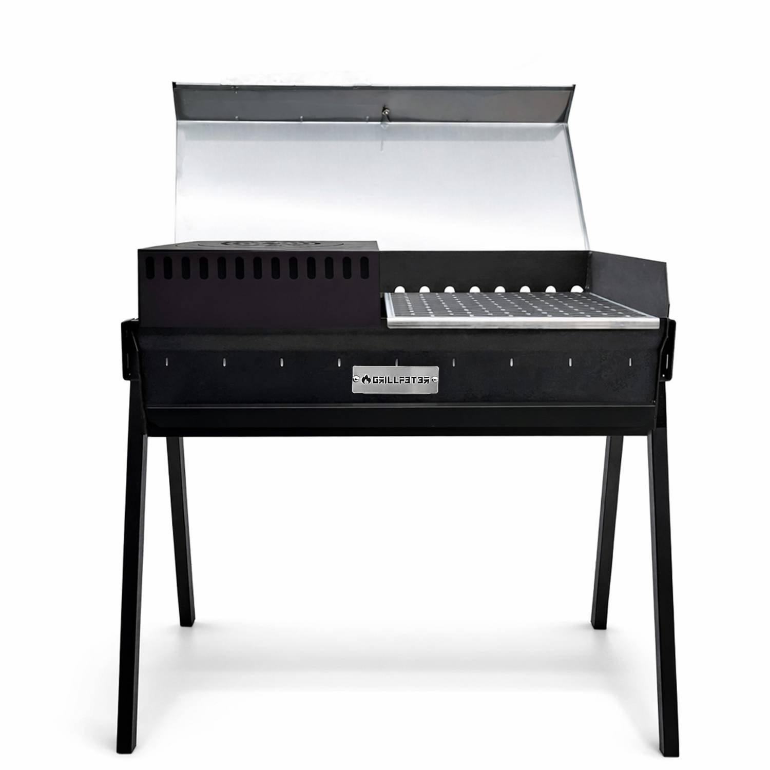 Schwarzer Metall-Holzkohlegrill mit geöffnetem Deckel, seitlichem Lüftungspanel und vier Beinen auf weißem Hintergrund.