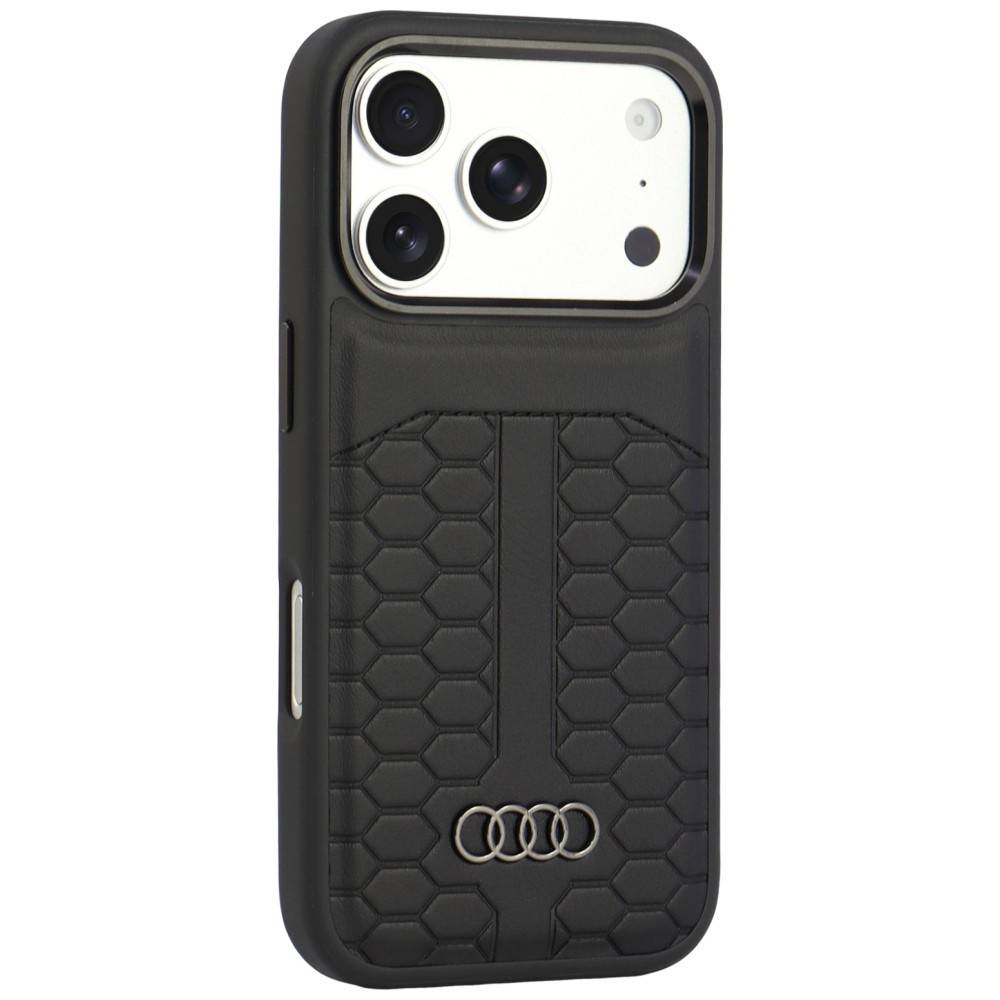 Schwarze Handyhülle mit sechseckiger Textur und Audi-Vier-Ringe-Logo, gezeigt auf der Rückseite eines iPhones mit dreifacher Kamera.