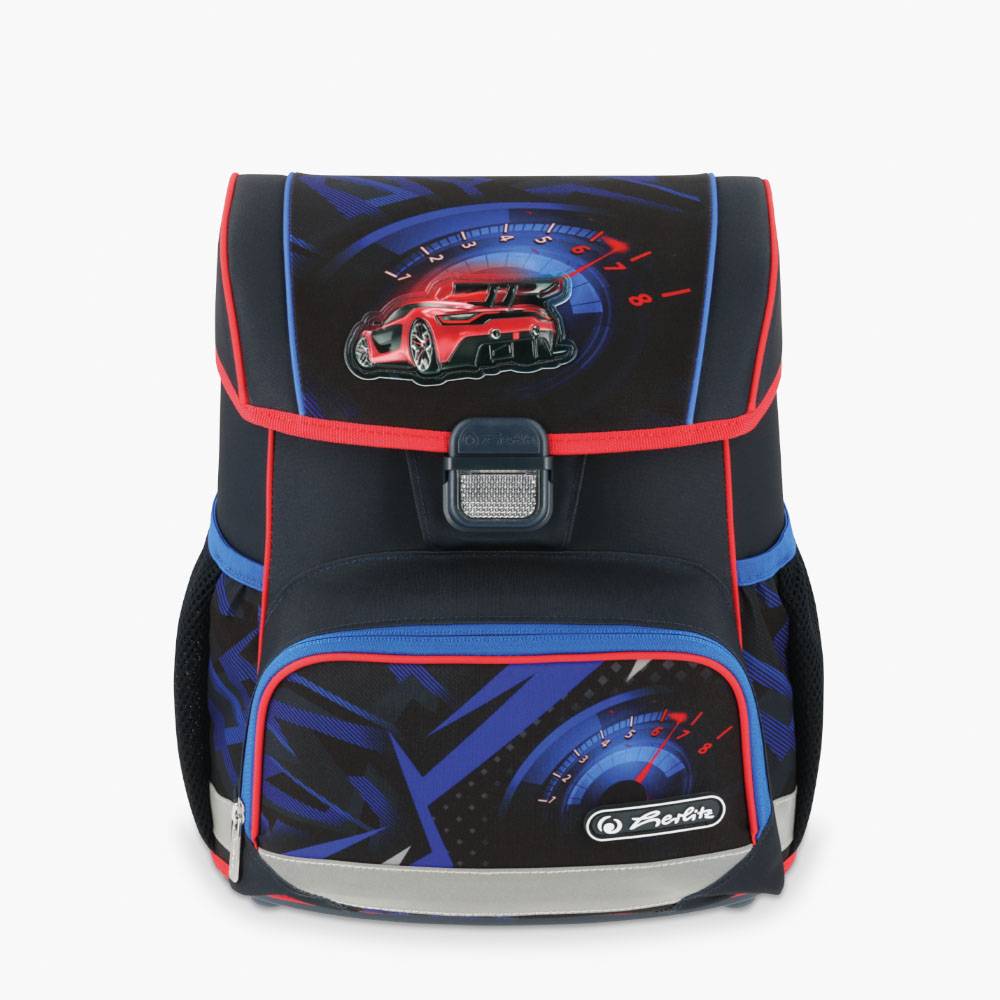 Schwarzer Schulrucksack mit rotem und blauem Besatz, mit rotem Sportwagen-Motiv auf der Klappe und der vorderen Tasche.