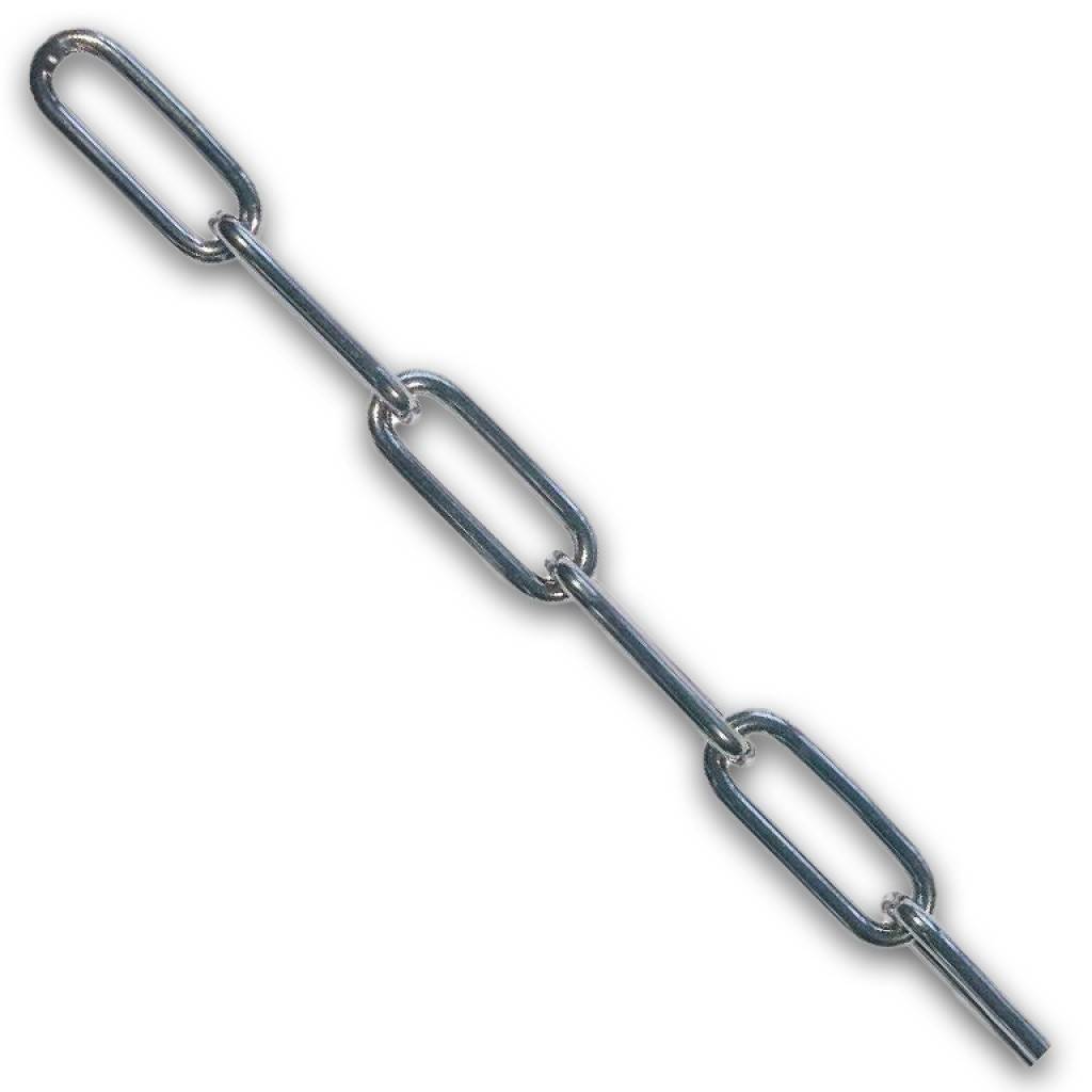 Eine diagonale Metallkette mit länglichen ovalen Gliedern auf weißem Hintergrund.