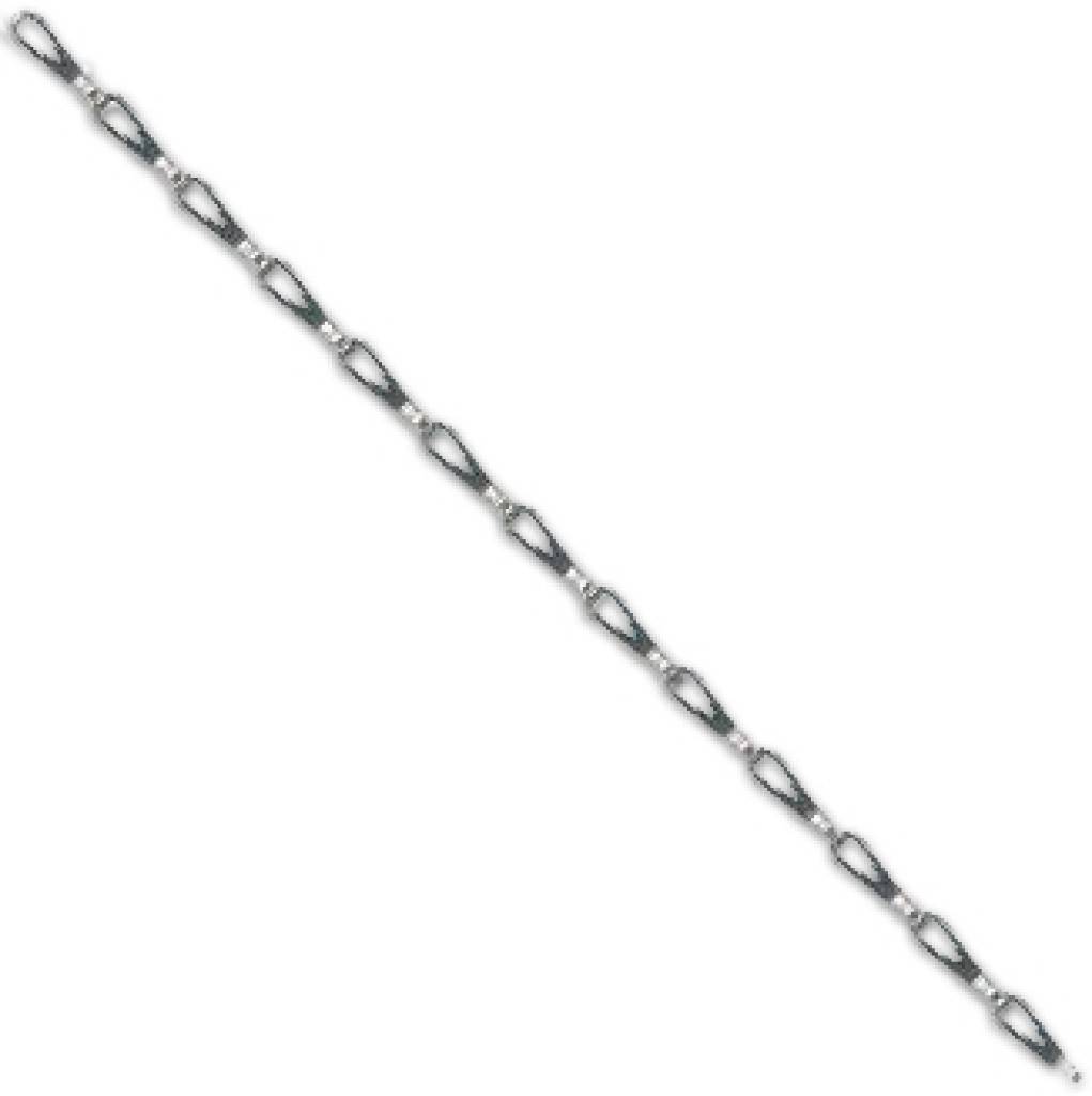 Eine silberne Dekokette oder ein Armband diagonal auf einem einfachen weißen Hintergrund angeordnet.