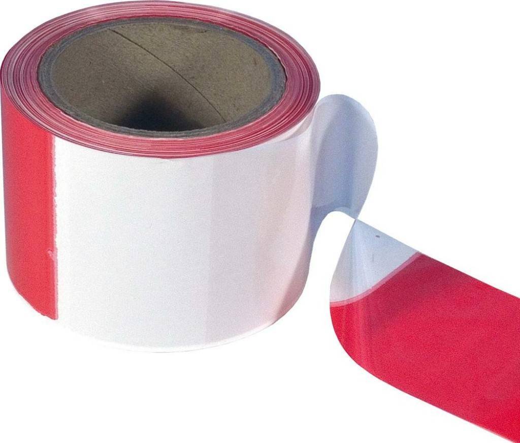 Rolle aus rot-weiß gestreiftem Klebeband mit einem lockeren Streifen, der sich auf weißem Hintergrund abwickelt.