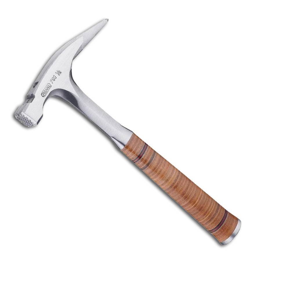 Ein Metallsteinhammer mit hölzernem Griff, gezeigt vor einem einfachen weißen Hintergrund.