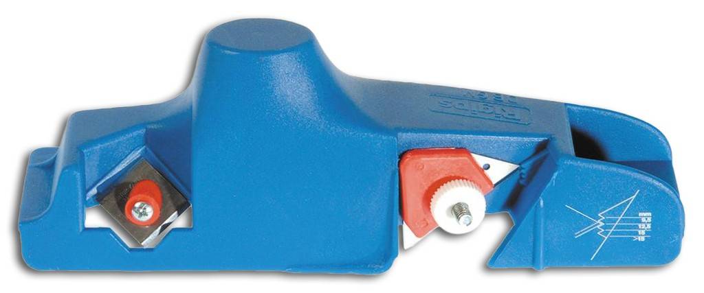 Blaues tragbares Werkzeug mit zwei freiliegenden Einstellrädern und einem Schneid- oder Schärfmechanismus, in der Seitenansicht auf weißem Hintergrund