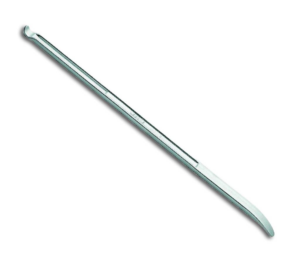 Ein langer Metallschlüssel oder Kuhfuß mit einem gekrümmten Haken an einem Ende und einer flachen abgewinkelten Spitze am anderen Ende, dargestellt auf weißem Hintergrund.