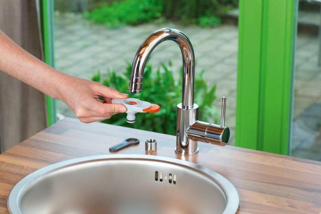 Hahnverbinder für Indoor-WasserhähneFür den Anschluss eines Wasserschlauches an einen Indoor-Wasserhahn z. B. Küche und BadDer Hahnverbinder passt