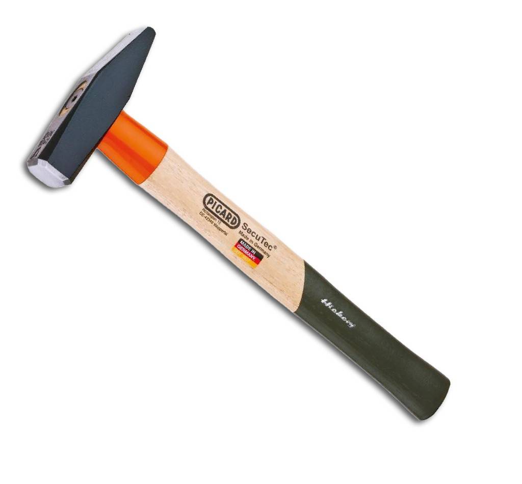 Ein Krallenhammer mit schwarzem Metallkopf, orangefarbenem Schaft und Holzgriff auf weißem Hintergrund.
