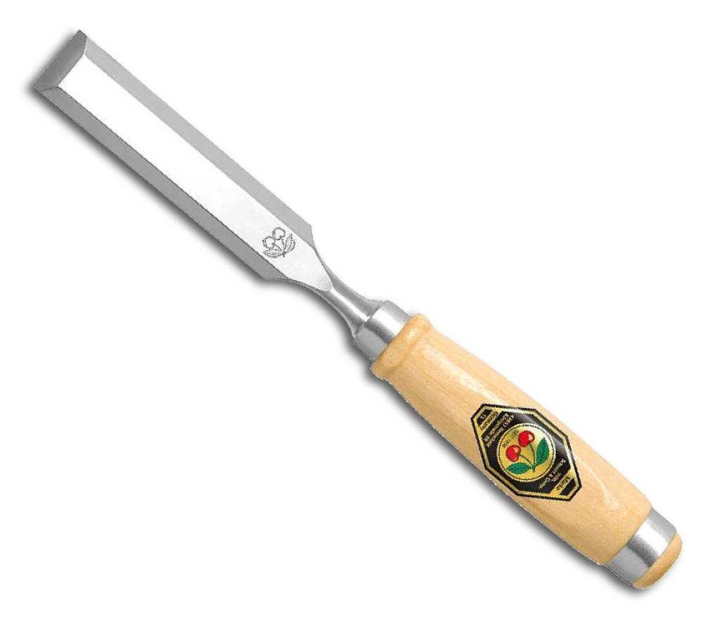 Ein Meißel mit Holzgriff und flacher Metallklinge, dargestellt vor weißem Hintergrund.