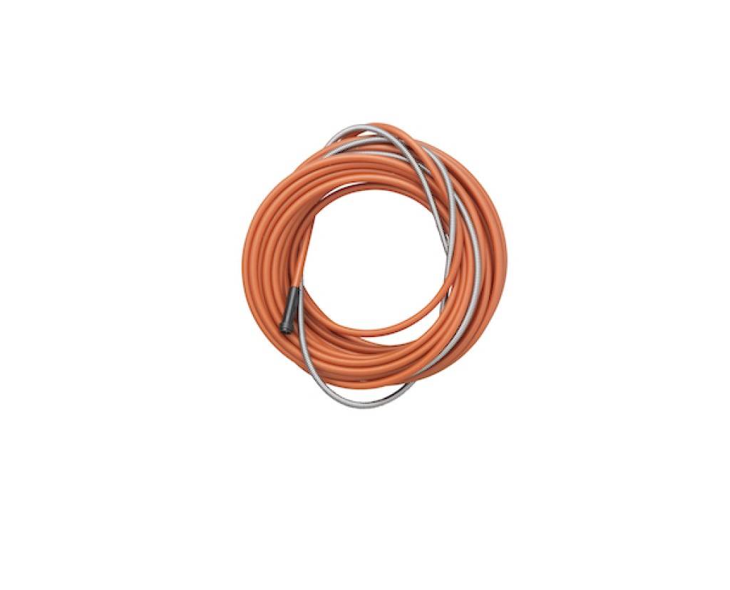 Aufgerolltes oranges Elektrokabel mit angebrachtem grauem Kabel auf weißem Hintergrund.