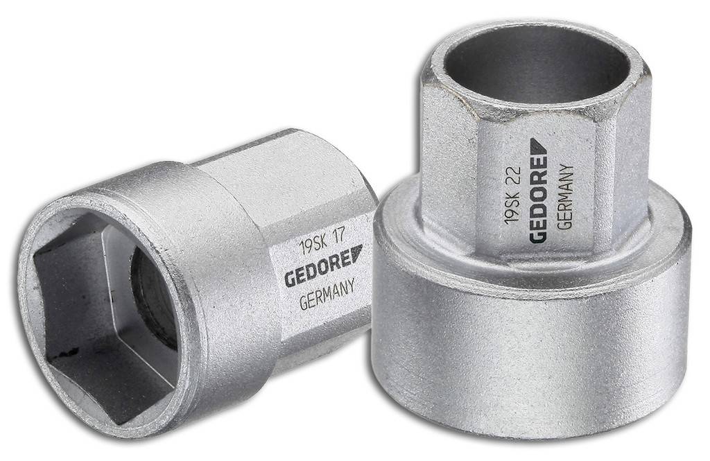 Zwei silberne GEDORE Metall-Steckschlüssel-Werkzeuge auf weißem Hintergrund, einer liegt auf seiner Seite und einer steht aufrecht, wobei Sechskant-Öffnungen und Produktmarkierungen sichtbar sind.