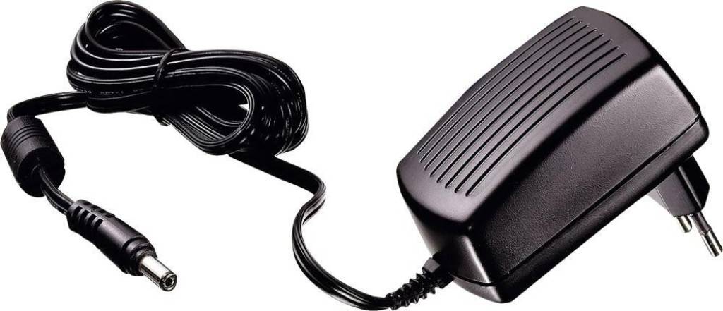 Schwarzer AC-Stromadapter mit angebrachtem Kabel und Zylinderstecker, gezeigt auf weißem Hintergrund.
