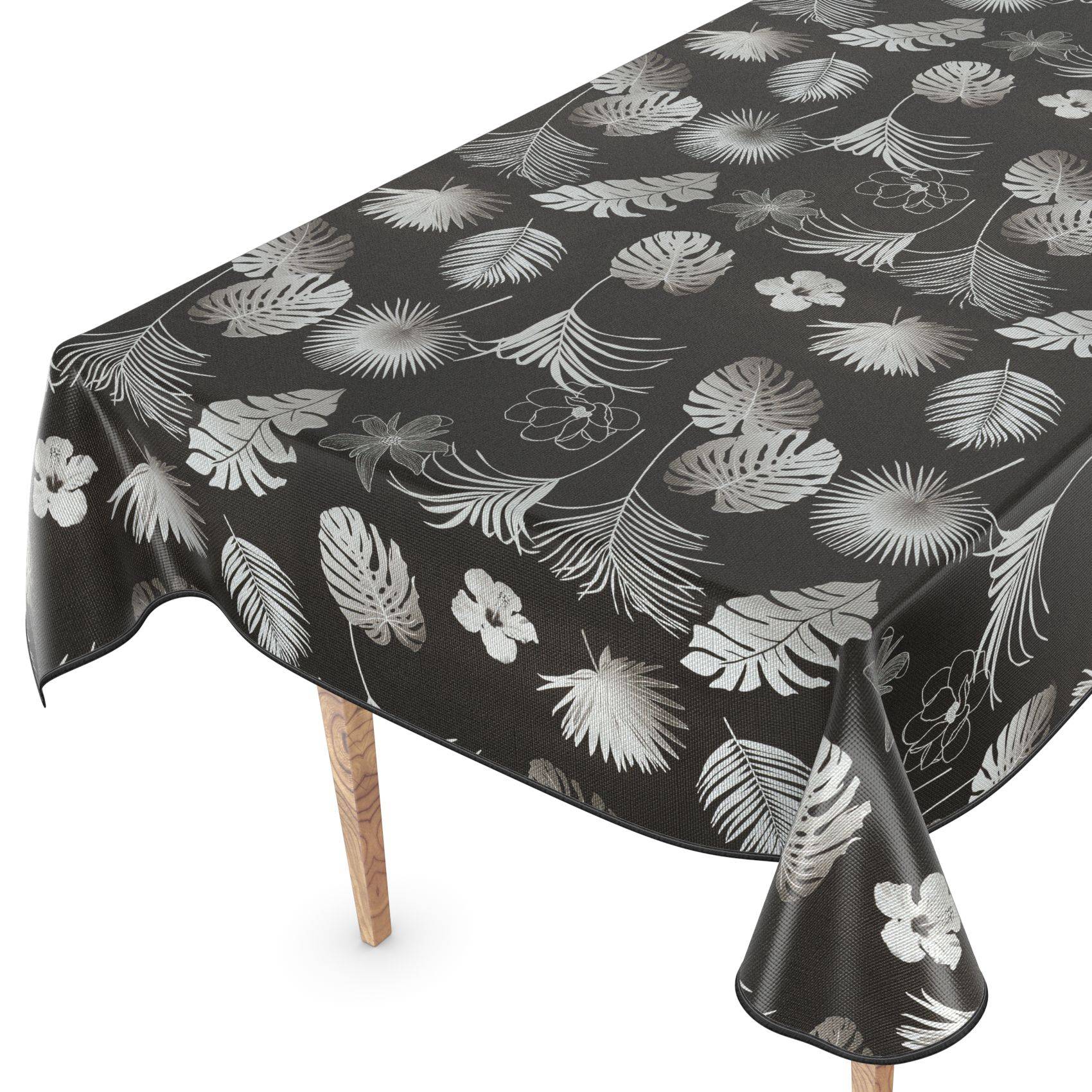 Schwarze Tischdecke mit einem weißen tropischen Blatt- und Blumenmuster, das über einen rechteckigen Tisch drapiert ist, vor weißem Hintergrund dargestellt.