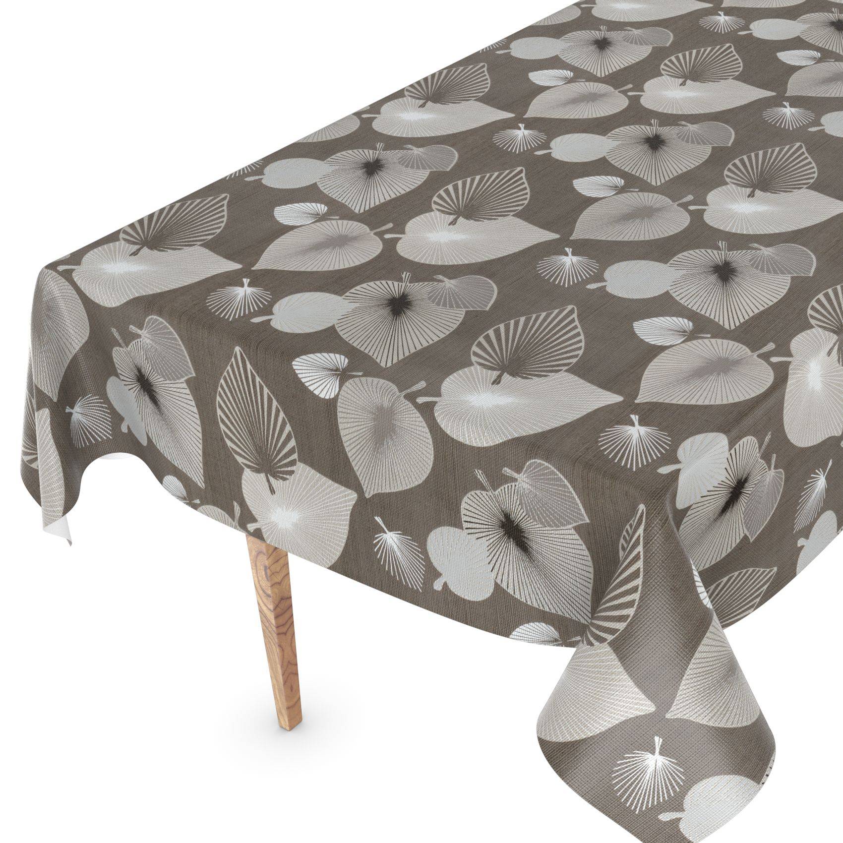 Ein quadratischer Tisch mit einer grauflorierten Tischdecke bedeckt, die über die Kanten herabreicht mit einem sichtbaren Holzbein auf weißem Hintergrund.