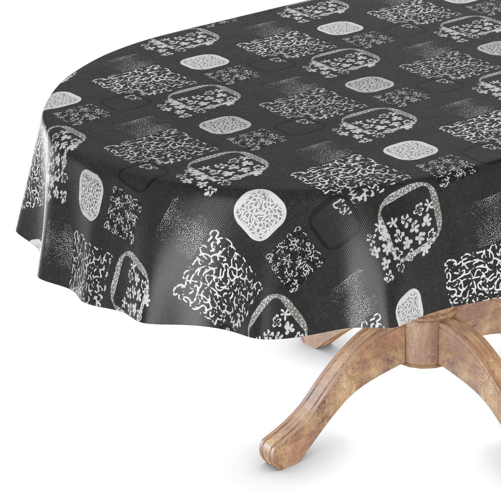 Schwarze gemusterte Tischdecke, die über einem runden Tisch mit hellem Holzsockelsockel auf weißem Hintergrund drapiert ist.