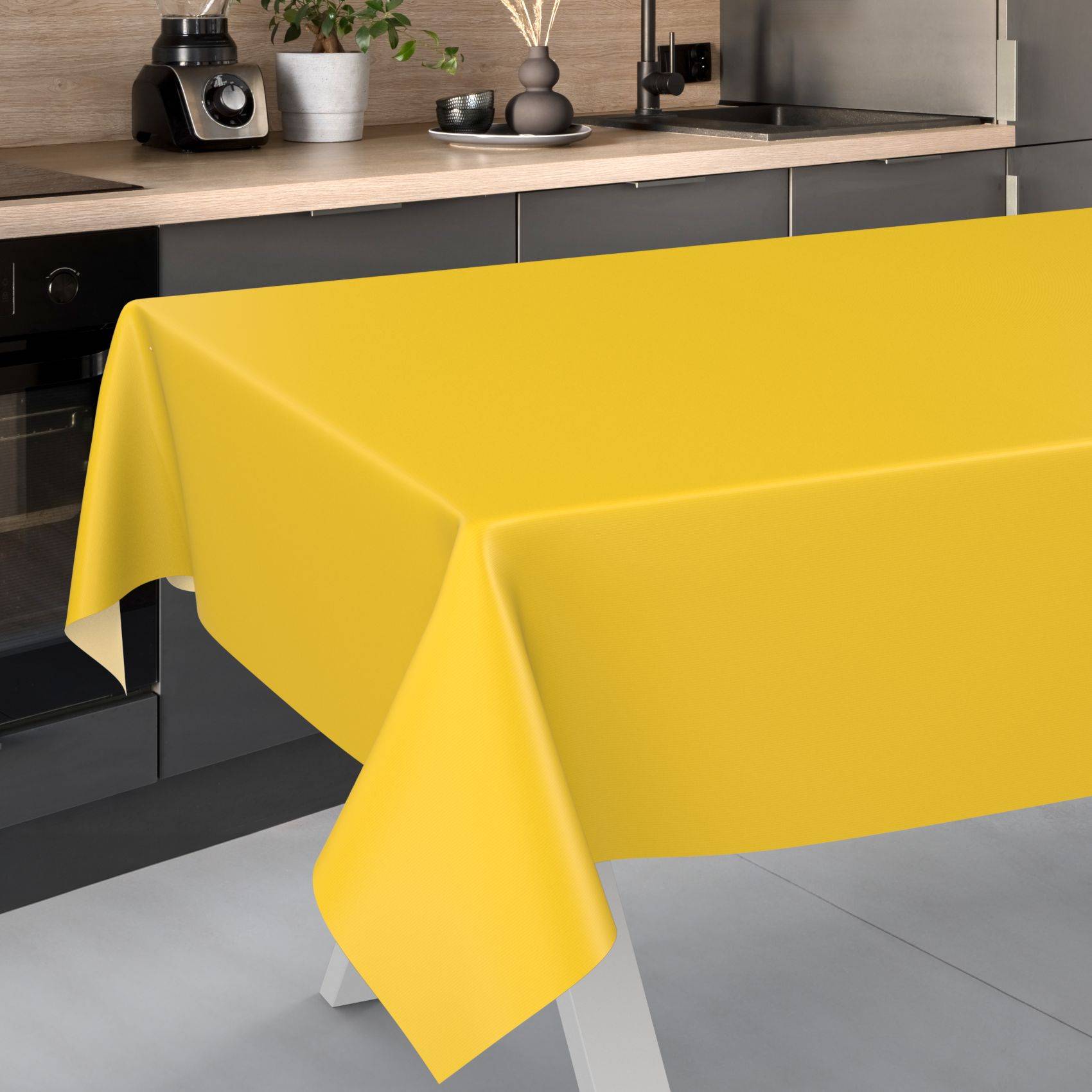 Gelbe Tischdecke drapiert über einem Esstisch in einer modernen Küche.