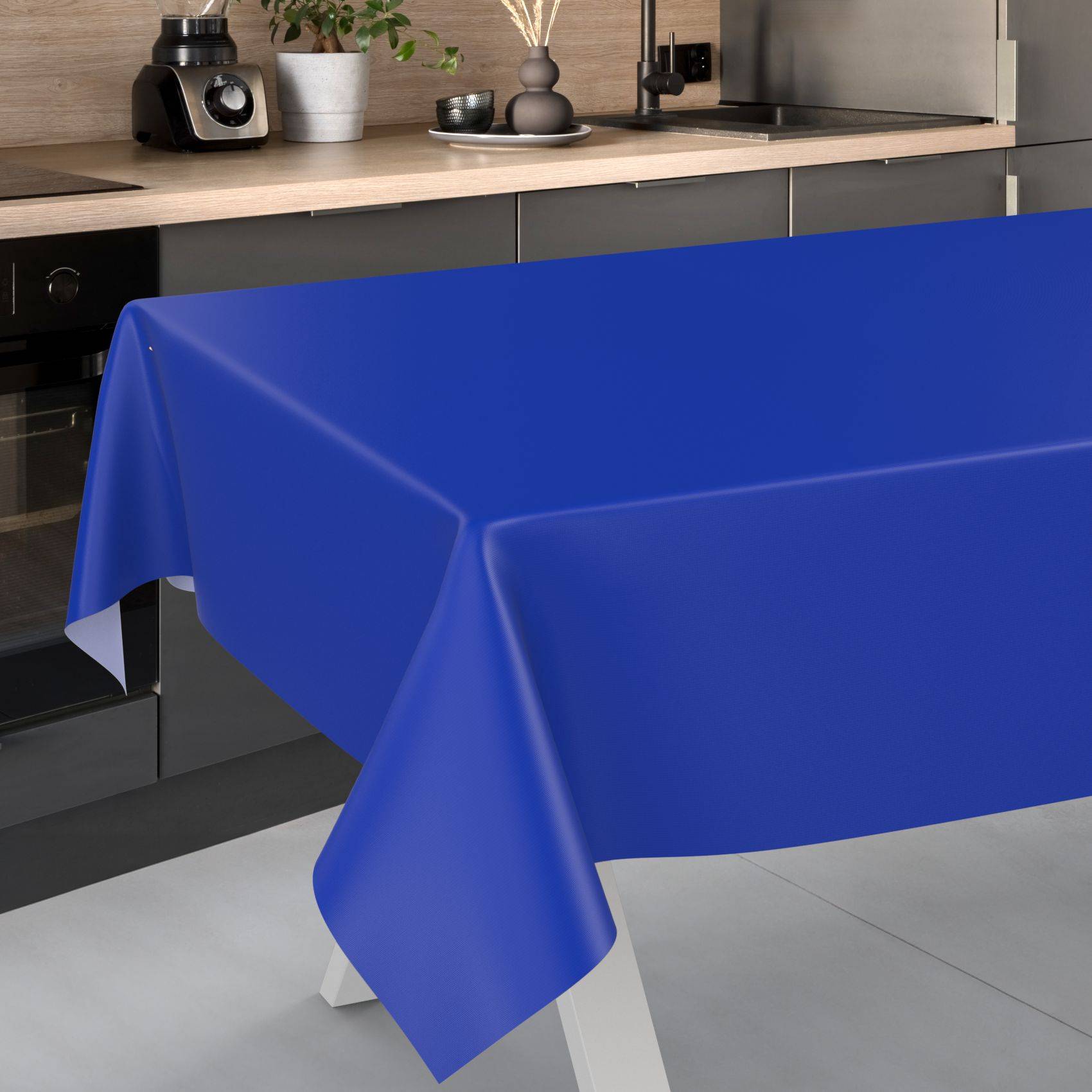 Blaue Tischdecke, die über einen rechteckigen Esstisch in einer modernen Küche drapiert ist