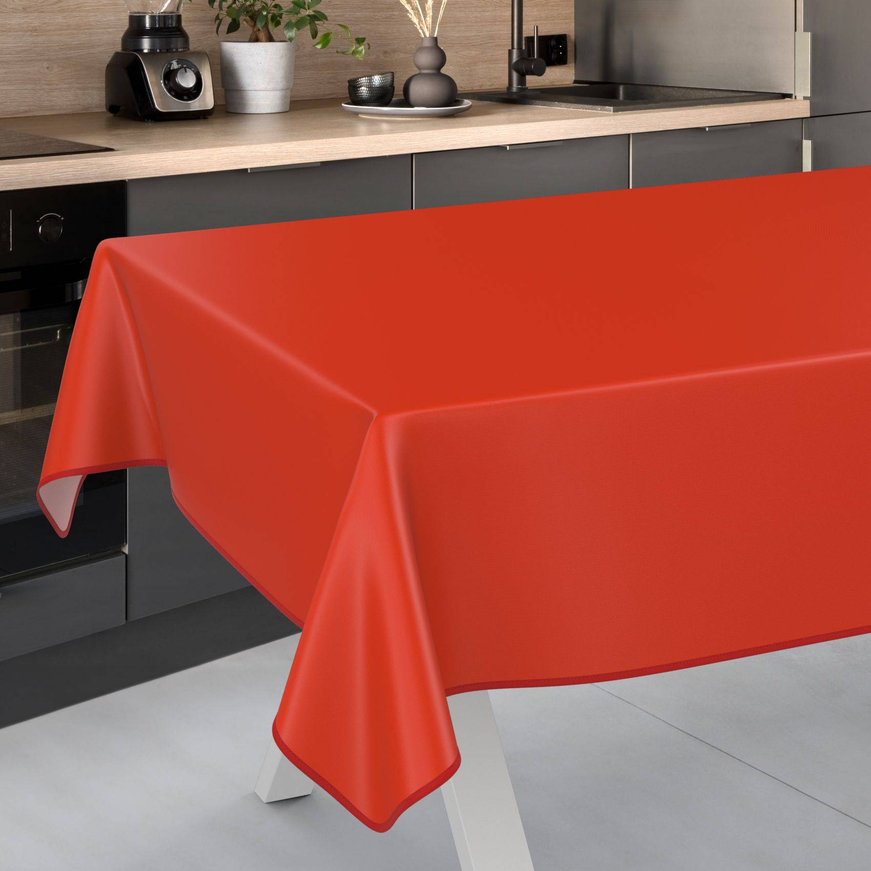 Rote Tischdecke, die über einen Esstisch in einer modernen Küche drapiert ist.