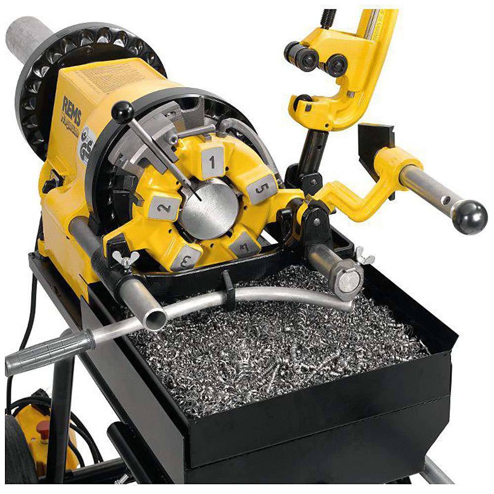 Gelbe Rohrgewindeschneidmaschine, auf einem Ständer eingespannt, schneidet ein Metallrohr über einer Schale mit Spänen.