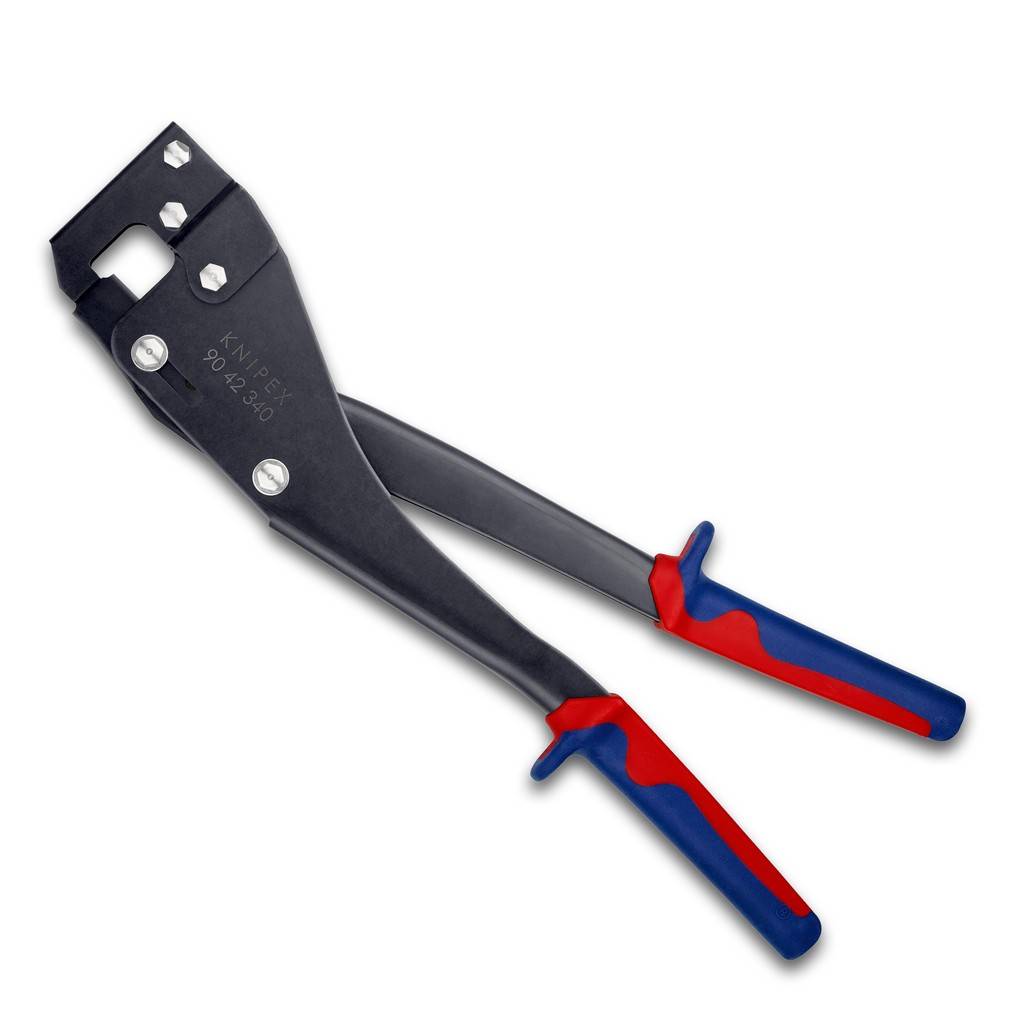 Schwarzes Metallhandwerkzeug mit rot-blauen Gummigriffeln, das einer Abisolierzange oder Crimper-Zange ähnelt, auf weißem Hintergrund.