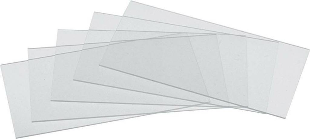 Stapel von halbdurchsichtigen leeren Dokumentblättern, die auf weißem Hintergrund fächerartig ausgebreitet sind.
