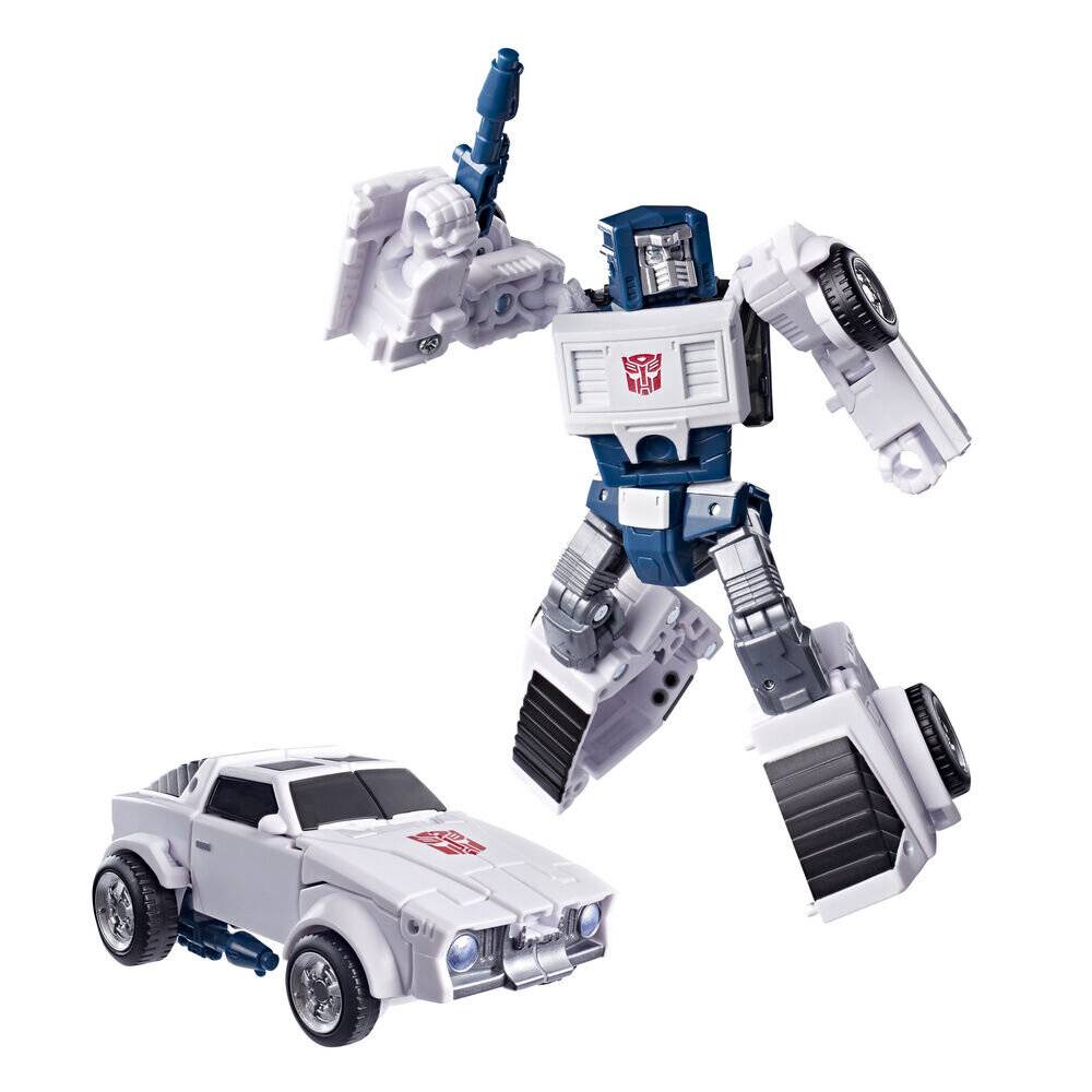 Ein verwandelbarer Roboterspielzeug springt über einen weißen Auto, zeigt dieselbe Figur in Roboter- und Fahrzeugformen vor einem einfachen weißen Hintergrund.