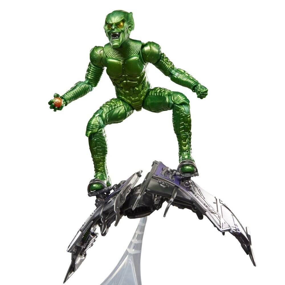 Eine grüne Goblin-Figur in kauernder Pose steht auf einem schwarz-silbernen Gleiter, dargestellt vor weißem Hintergrund.