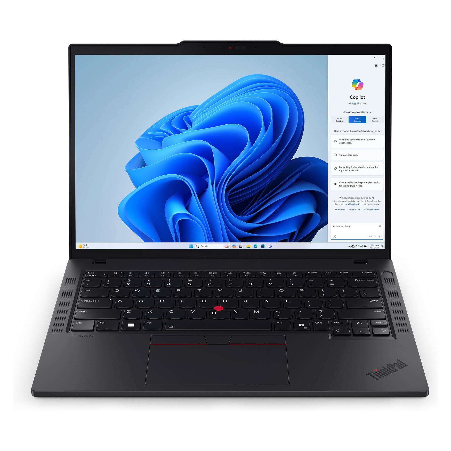 Schwarzer Lenovo ThinkPad Laptop geöffnet auf Windows 11, zeigt das blaue abstrakte Hintergrundbild und eine Copilot-Seitenleiste auf der rechten Seite.