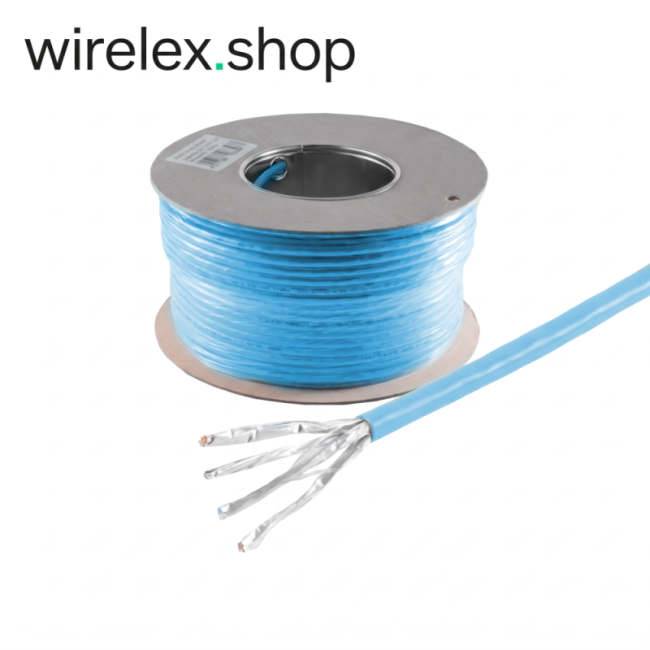 Blauwe netwerkkabelspoel met afgesneden uiteinde met vier blootgestelde zilveren draden; "wirelex.shop""-tekst verschijnt erboven.