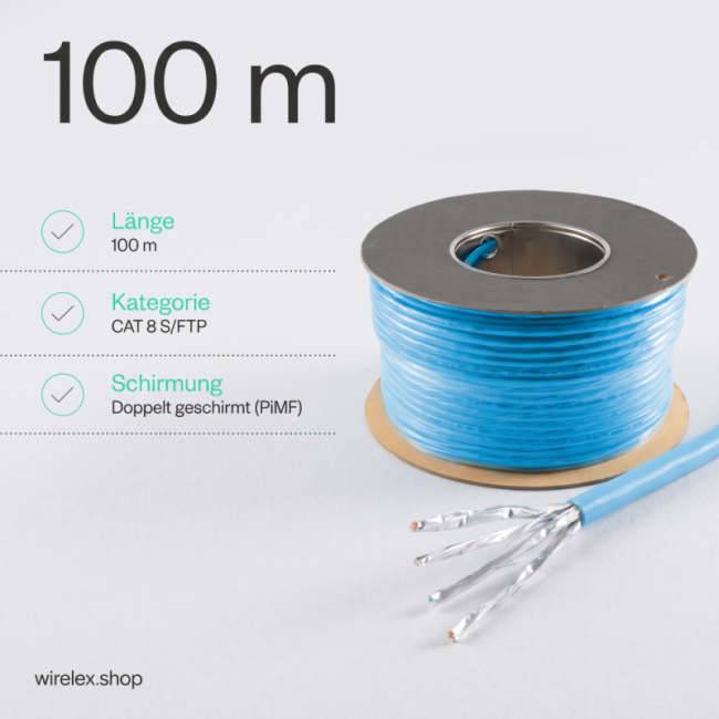 Produktbild eines 100 m blauen CAT 8 S/FTP doppelt geschirmten Ethernet-Kabels auf einer Spule, mit abgewickelten Kabelenden gezeigt und deutschen Spezifikationen aufgelistet.