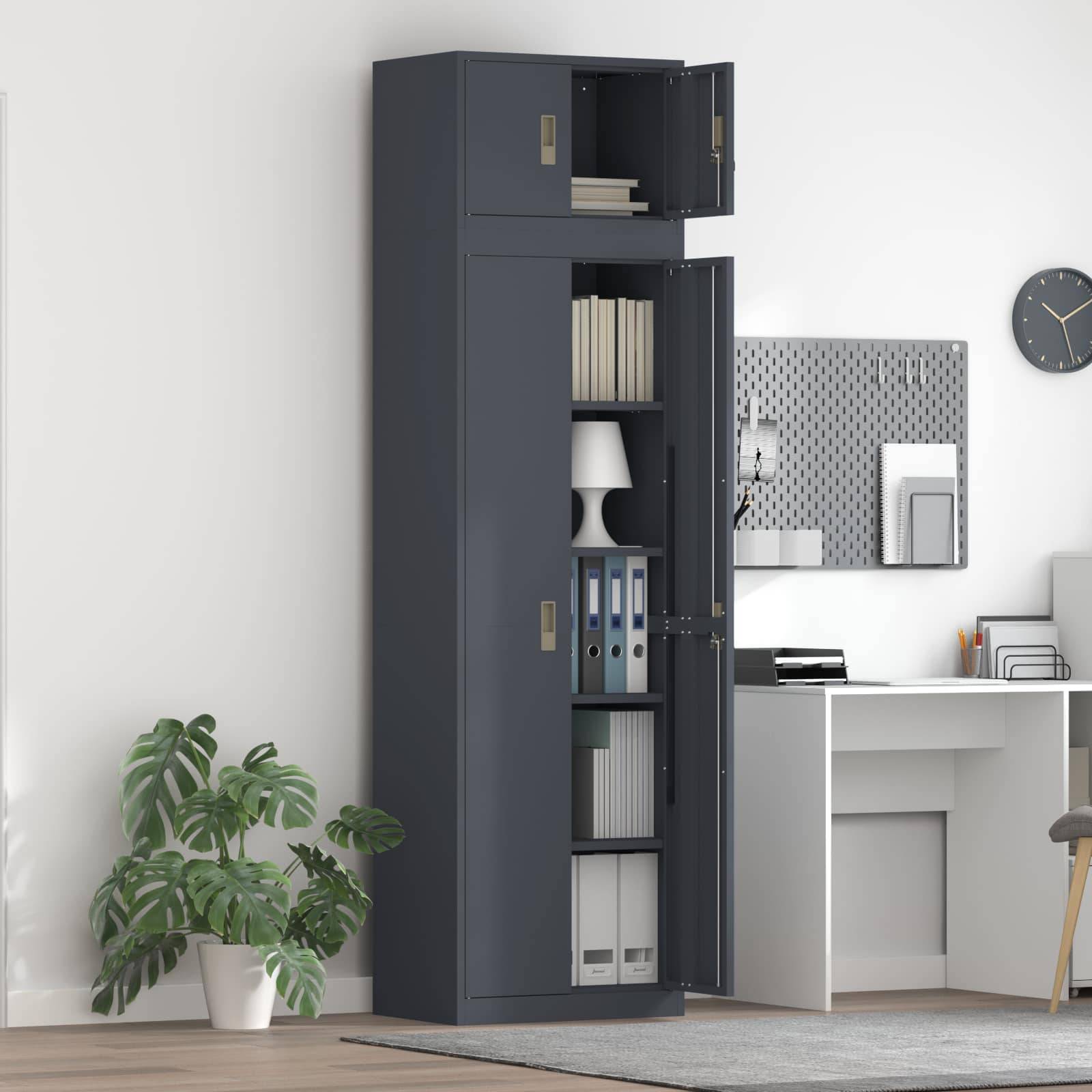 Hoher dunkler Aktenschrank mit offenen oberen und unteren Türen, der Bücher, Ordner und eine Lampe in einem modernen Homeoffice zeigt.
